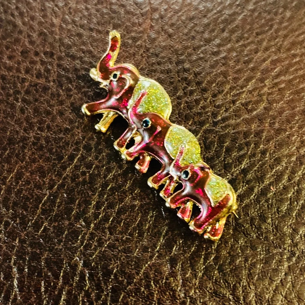 Three Pink Elephants Brooch - Picture 3 of 7
